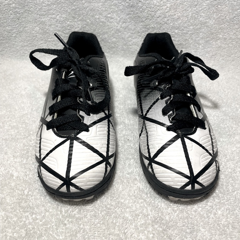 Boys size 1 Xara turf soccer shoes EUC